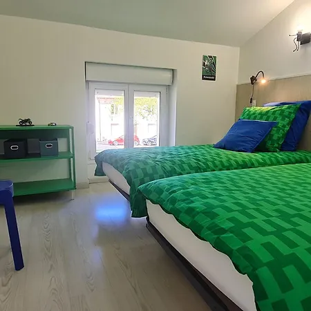Maison Unique Pour Passionnes De Mecanique - Fr-1-584-404 *